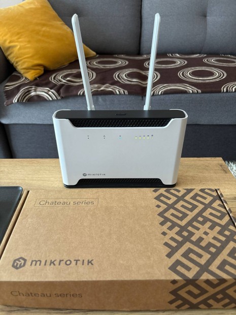 Mikrotik Chateau LTE12 WiFi router, CAT12 4G modemmel