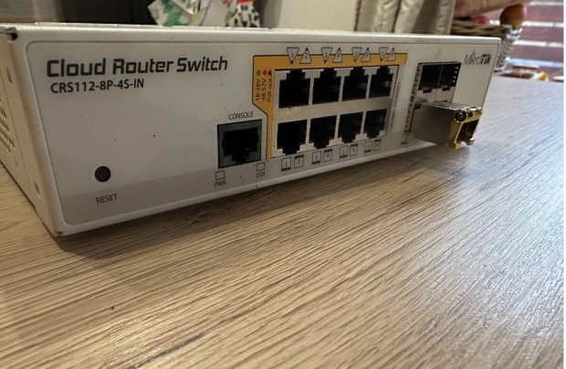 Mikrotik Cloud Router Awitch CRS112-8P-4S-IN kameravezrl router