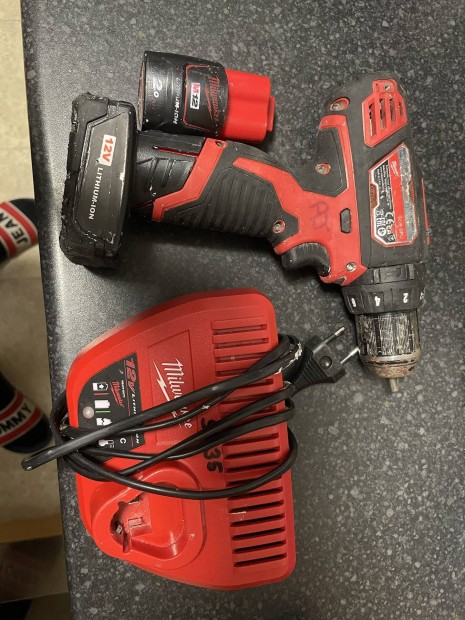 Milwaukee 12V fr-csavaroz 2 akkuval tltvel 