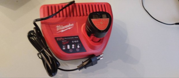 Milwaukee M12 tlt akkumultorral elad . 