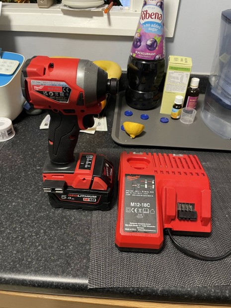 Milwaukee M18 FID2 1/4-es csavaroz akkuval  