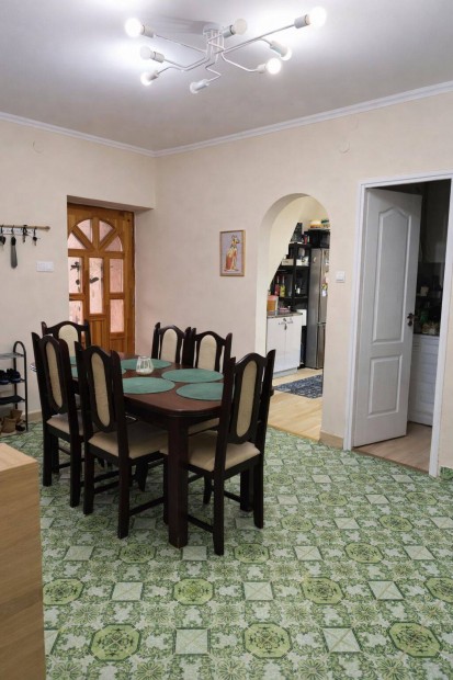 Mindenhez k�zel, m�gis t�vol!