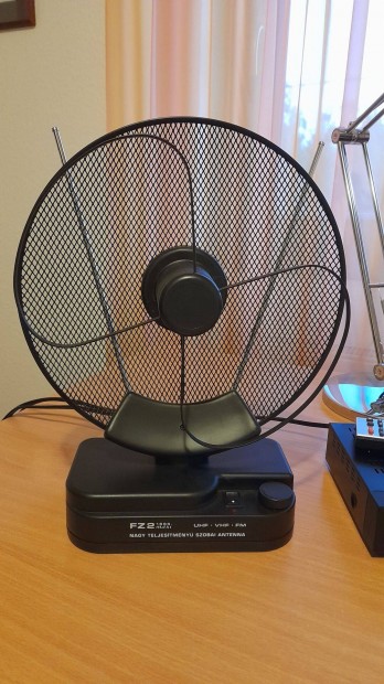 Mindigtv vételére is alkalmas FZ2 szobai antenna és jelerősítő