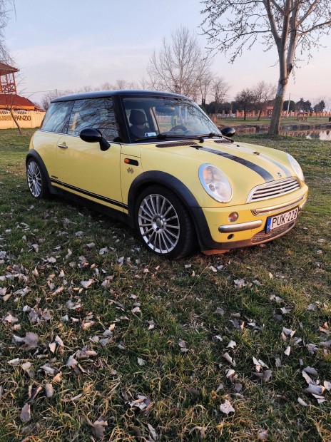 Mini Cooperrel az úton