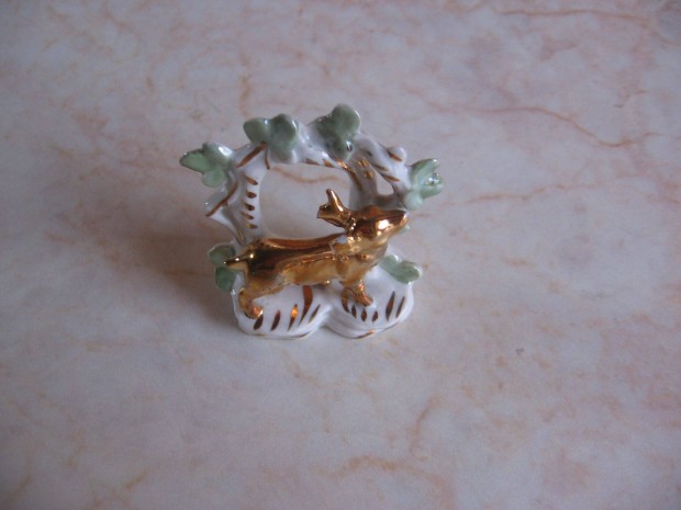 Mini porcelán szarvas vitrintárgy, kis sérüléssel