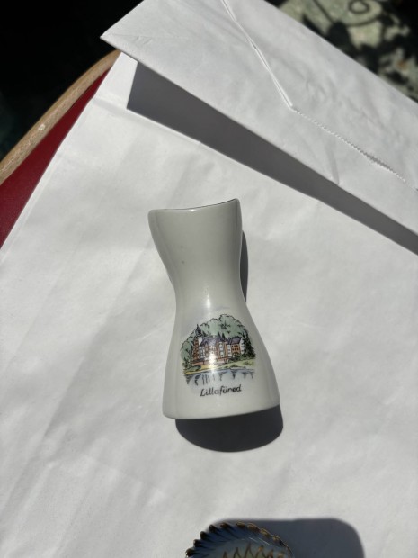 Mini porcelan vaza elado