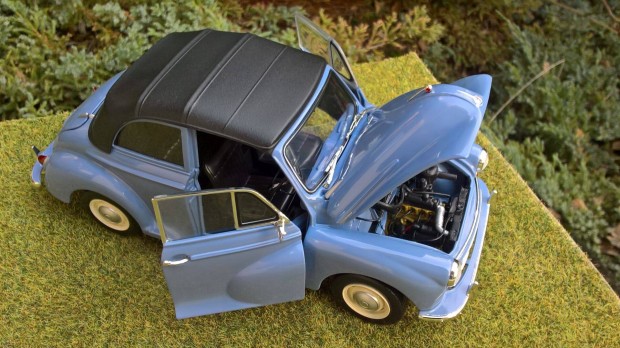 Minichamps 1/18 Morris Minor Cabriolet nyithat James Bond