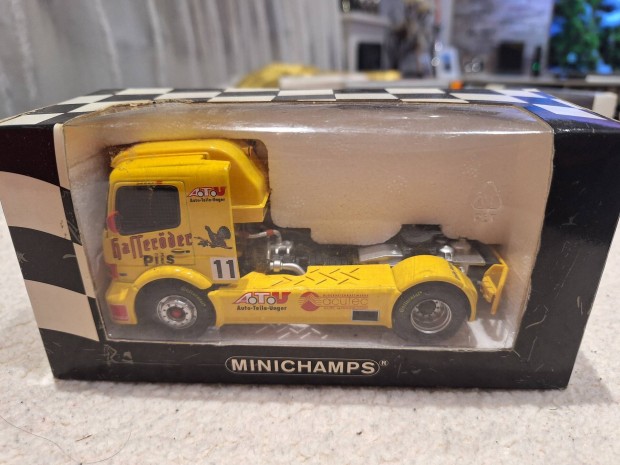 Minichamps Mercedes-Benz Race Truck 1:43