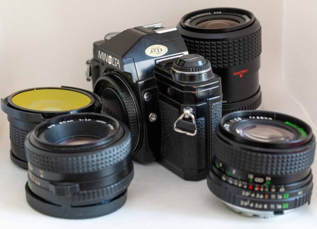 Minolta x300 filmes váz, négy objektívvel, táskával együtt-külön