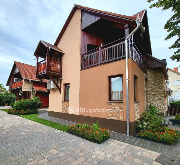 Min�s�gi csal�di h�z, bej�ratott vend�gl�t�hely Hajd�szoboszl�n