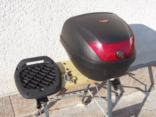 Mint az új! 26 l-es motoros túradoboz platnival túrabox túra doboz box