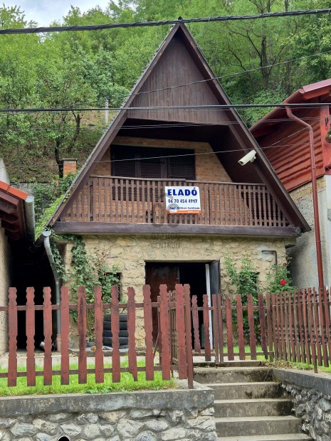 Miskolc Pec�r d�l�ben tet�t�rbe�p�t�ses pr�sh�z 11 m hossz� pinc�vel E