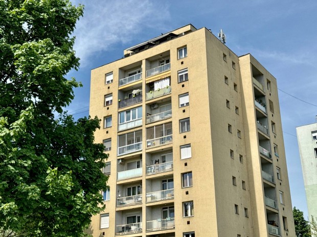 Miskolc Szentpteri kapuban 6 emeleti 52 m2-es 2 szobs erklyes laks