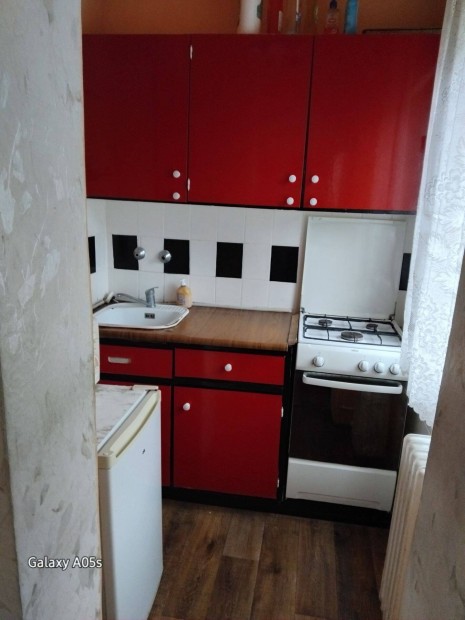 Miskolc, Iv�n �t 28 n�gyzetm�teres lak�s kiad�