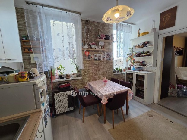 Miskolci 58 nm-es lak�s elad�