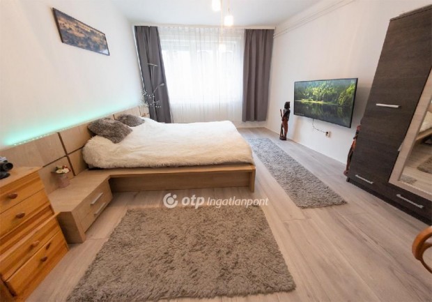 Miskolci elad� 98 nm-es lak�s