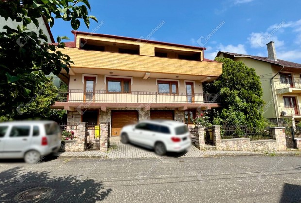 Miskolci ikerh�zban 3+f�lszob�s 152 m2-es egyedi lak�s gar�zzsal elad�