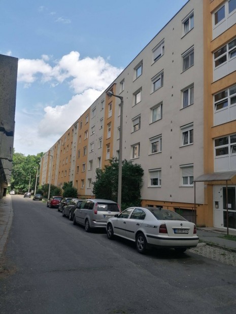 Miskolcon Avason 55m-es panelprogramos jó állapotú lakás eladó