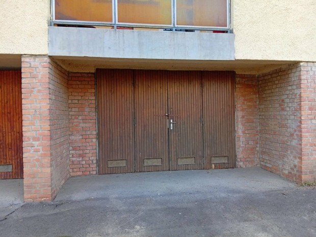 Miskolcon, a Blaskovics utc�ban gar�zs, rakt�r vagy t�rol� elad�