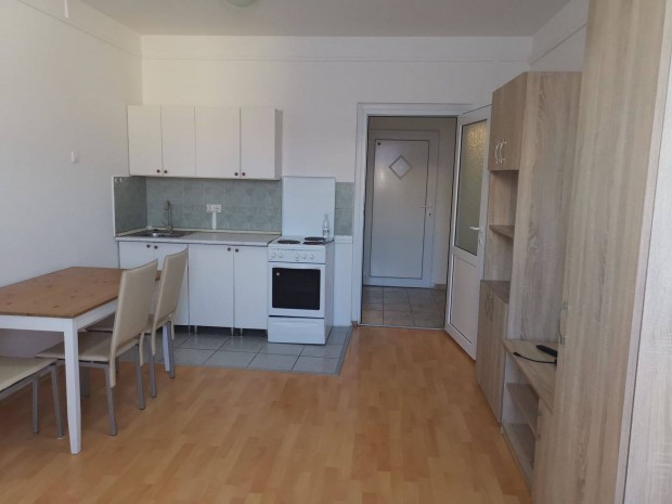 Miskolcon belv�ros k�zeli garzonlak�s kiad�