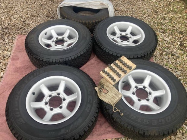 Mitshubishi Pajero tli kerekek 235/75 R15 gumikkal