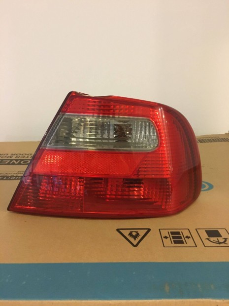 Mitsubishi Carisma lámpatest négyajtós J.H