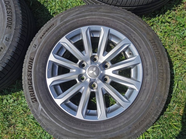 Mitsubishi L200 alufelni garnitúra, 245/65 r17 Bridgestone nyári gumi