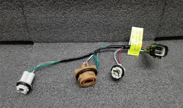 Mitsubishi L200 htslmpa foglalat bal-jobb 2006 -> kpl ktegben