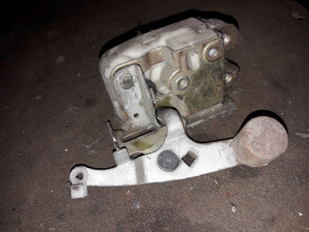 Mitsubishi L300 Bal Tol�ajt� Z�rszerkezet