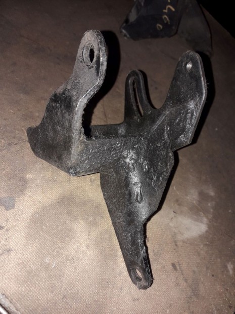 Mitsubishi L300 Korm�nyszerv� Szivatty� Tart� Bak