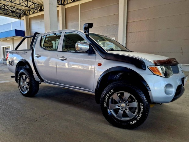 Mitsubishi L 200 Pick Up 2.5 TD DC Instyle Emel...