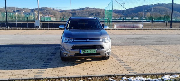 Mitsubishi Outlander 2.0 Phev Instyle Navi 4WD CVT Elad