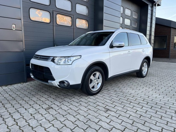 Mitsubishi Outlander 2.2 DI-D Instyle Navi 4WD...