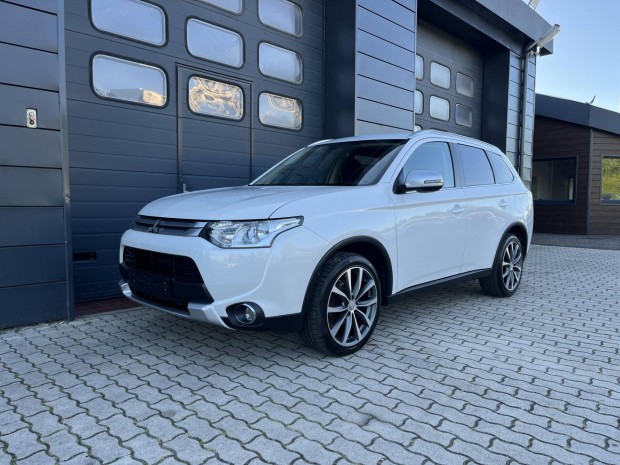 Mitsubishi Outlander 2.2 DI-D Instyle Navi 4WD...