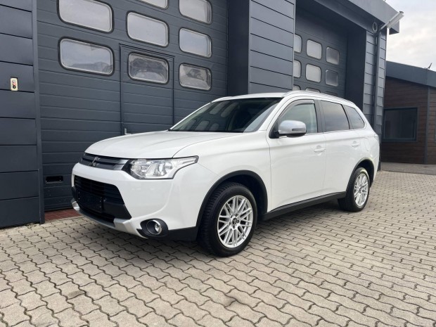 Mitsubishi Outlander 2.2 DI-D Instyle Navi 4WD...