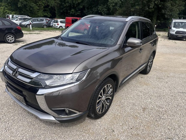Mitsubishi Outlander 2.2 DI-D Instyle Navi 4WD...