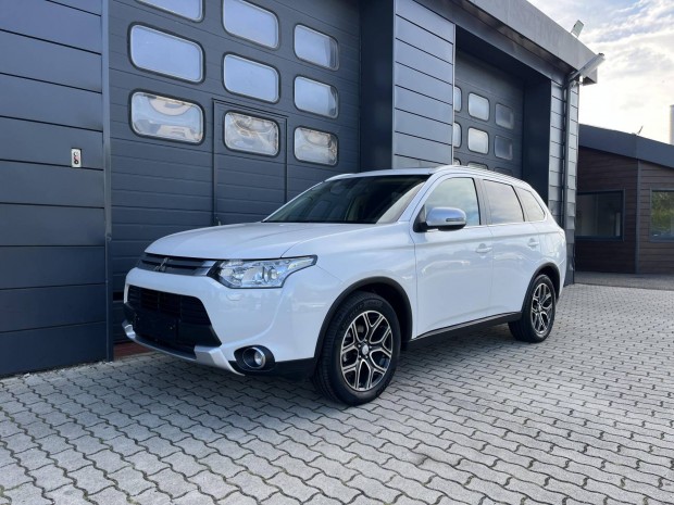Mitsubishi Outlander 2.2 DI-D Instyle Navi 4WD...