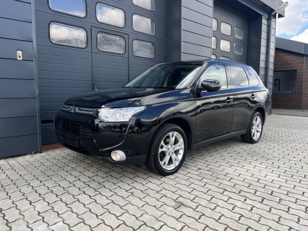 Mitsubishi Outlander 2.2 DI-D Instyle Navi 4WD...