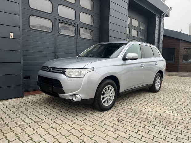 Mitsubishi Outlander 2.2 DI-D Instyle Navi 4WD...