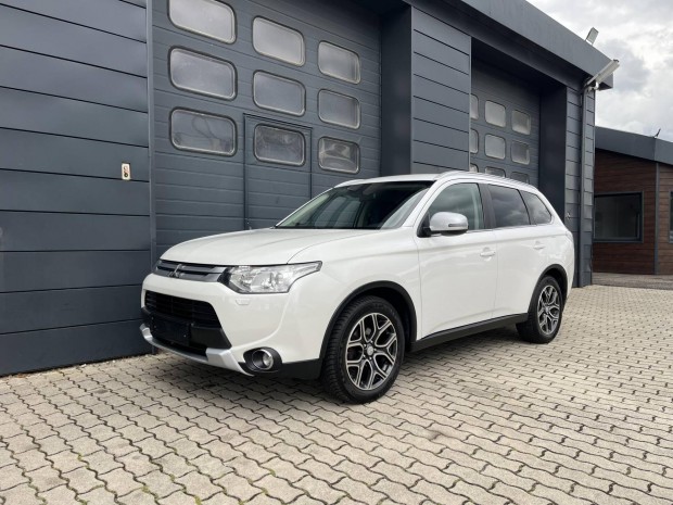Mitsubishi Outlander 2.2 DI-D Instyle Navi 4WD...