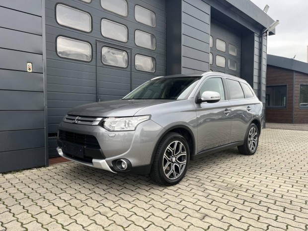 Mitsubishi Outlander 2.2 DI-D Instyle Navi 4WD...