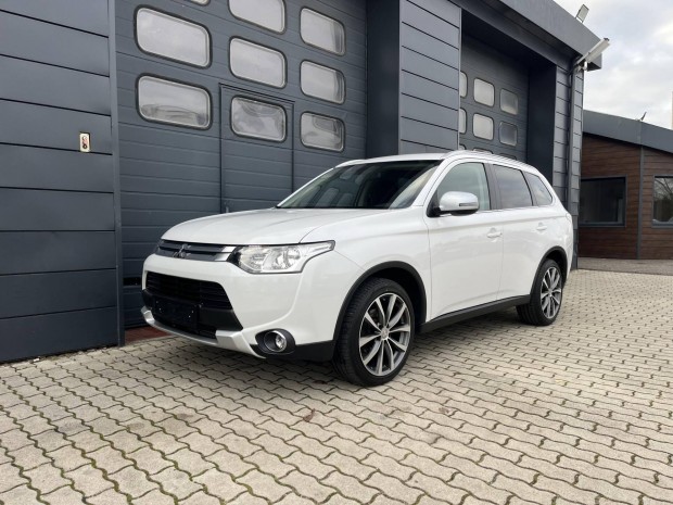 Mitsubishi Outlander 2.2 DI-D Instyle Navi 4WD...