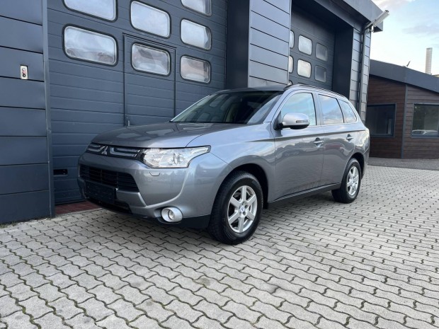 Mitsubishi Outlander 2.2 DI-D Instyle Navi 4WD...