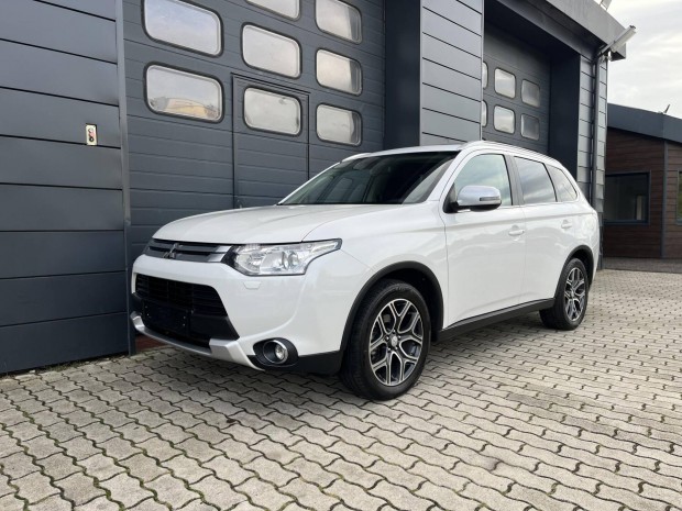 Mitsubishi Outlander 2.2 DI-D Instyle Navi 4WD...