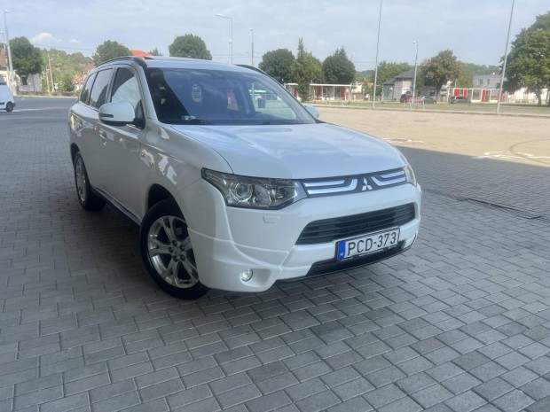 Mitsubishi Outlander 2.2 DI-D Intense Plus 4WD...