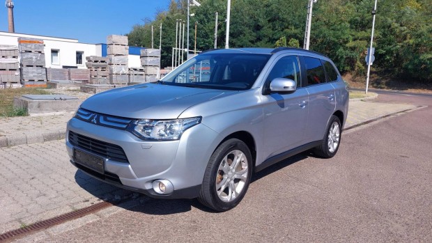 Mitsubishi Outlander 2.2 DI-D Invite 4WD 7 Fs!...