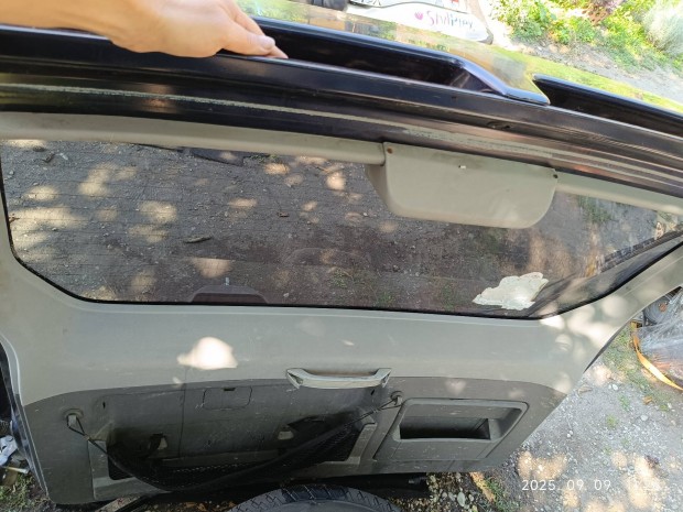 Mitsubishi Pajero csomagtér ajtó részeivel