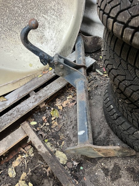Mitsubishi Pajero levehető gyári vonóhorog