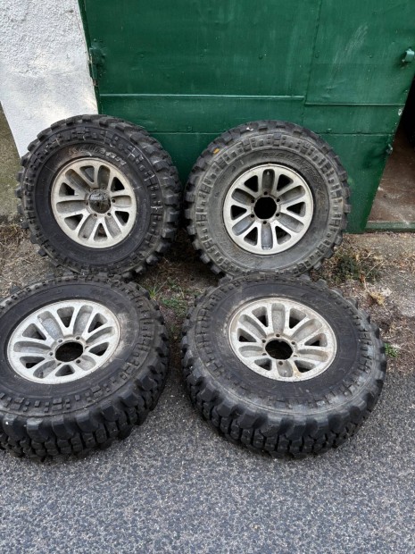 Mitsubishi Pajero terep gumi R15