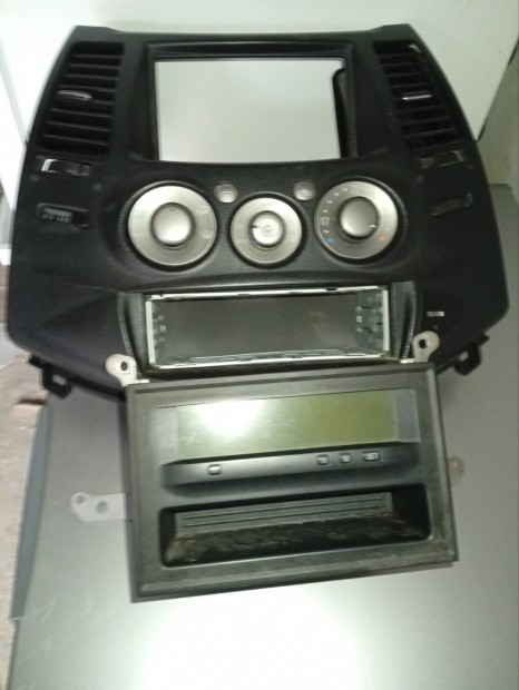 Mitsubishi grandis kzepkonzol keret kijelzvel 